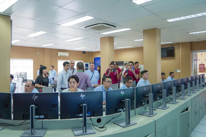 Các chuyên gia và học viên tham quan Trung tâm Quản lý điều hành giao thông đô thị Thành phố Hồ Chí Minh.