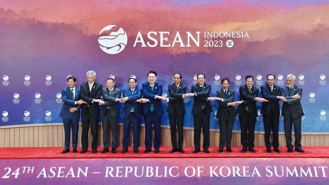 Các nhà lãnh đạo ASEAN và Hàn Quốc chụp ảnh chung tại Hội nghị Cấp cao ASEAN-Hàn Quốc lần thứ 24. Ảnh: VGP/Nhật Bắc