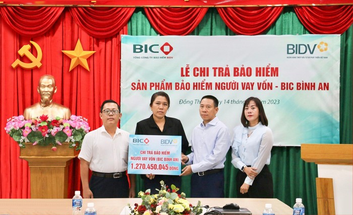 Tổng Công ty bảo hiểm BIDV (BIC) và BIDV Sa Đéc đã gặp gỡ và trao gần 1,3 tỷ đồng quyền lợi bảo hiểm người vay vốn BIC Bình An cho thân nhân khách hàng H.T.N.T.