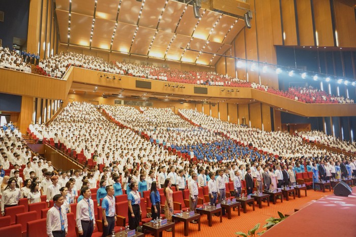 Các đại biểu, thầy cô và sinh viên Trường Đại học Mở Hà Nội tham gia buổi lễ khai giảng. Ảnh: NTCC