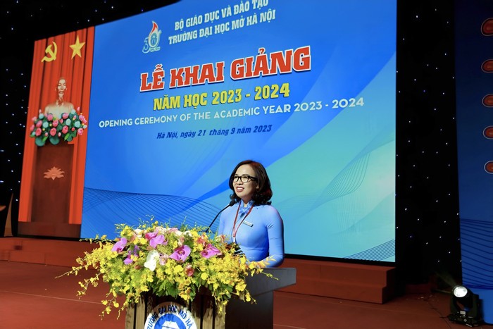 Phó Giáo sư, Tiến sĩ Nguyễn Thị Nhung - Ủy viên Ban Thường vụ Đảng ủy, Hiệu trưởng Trường Đại học Mở Hà Nội phát biểu khai giảng năm học mới. Ảnh: NTCC