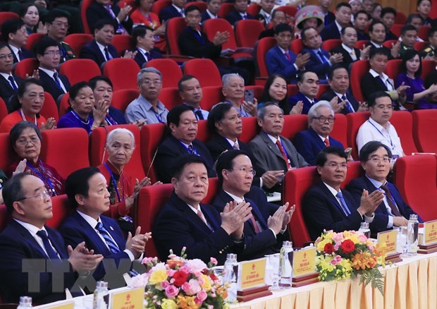 Chủ tịch nước Võ Văn Thưởng và các đại biểu dự Lễ kỷ niệm 65 năm Ngày Bác Hồ thăm tỉnh Lào Cai. (Ảnh: Thống Nhất/TTXVN)