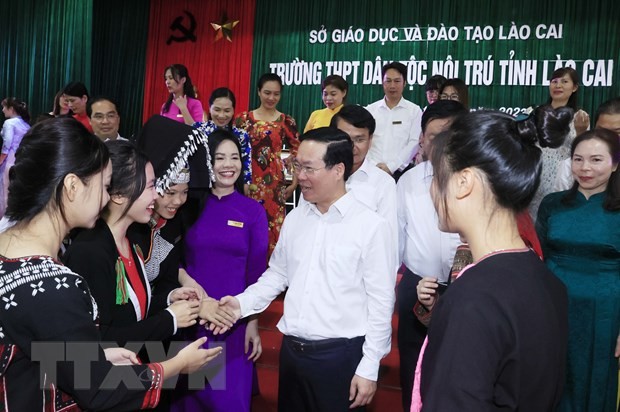 Chủ tịch nước Võ Văn Thưởng ân cần hỏi han các em học sinh Trường Trung học phổ thông Dân tộc Nội trú tỉnh Lào Cai. (Ảnh: Thống Nhất/TTXVN)
