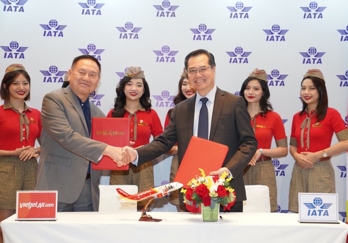 Ông Philip Goh - Phó Chủ tịch IATA khu vực Châu Á - Thái Bình Dương và Phó Tổng giám đốc Vietjet, Chủ tịch Học viện Hàng không Vietjet, ông Lương Thế Phúc (trái) ký kết hợp tác đưa Học viện Hàng không Vietjet tham gia mạng lưới đào tạo quốc tế của IATA