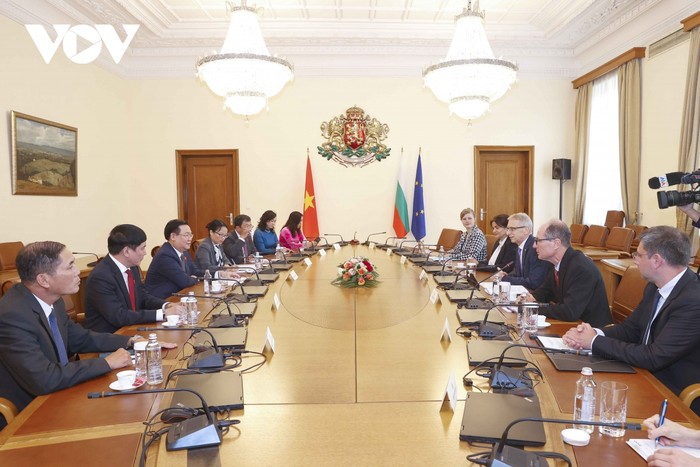 Hai bên nhất trí sớm tiến hành Khoá họp 24 Uỷ ban Liên chính phủ Việt Nam – Bulgaria ngay trong năm 2023 để rà soát, thống nhất các biện pháp cụ thể thúc đẩy hợp tác kinh tế - thương mại – đầu tư giữa hai nước.