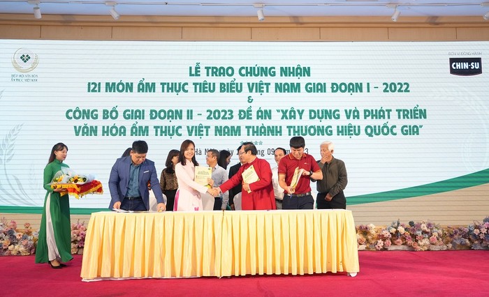 Đại diện nhãn hàng CHIN-SU (Masan Consumer) và Hiệp hội Văn hóa Ẩm thực Việt Nam cùng ký kết thỏa thuận hợp tác chiến lược tại sự kiện.