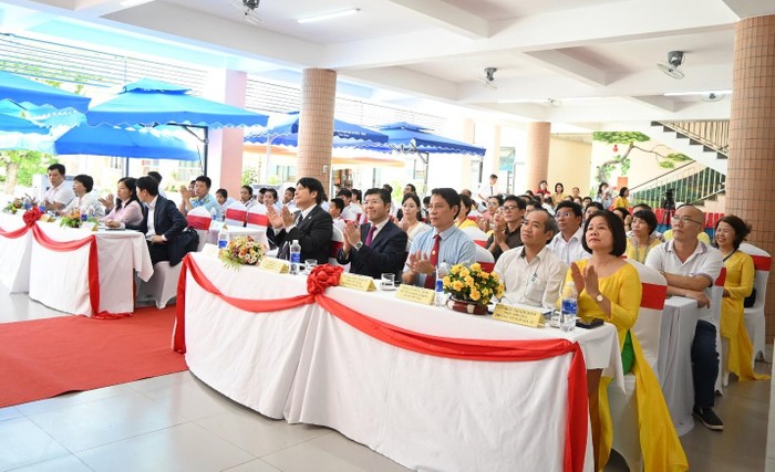 Toàn cảnh đại biểu tham dự lễ khánh thành bếp ăn mẫu tại Trường Tiểu học Ngô Gia Tự (Đà Nẵng)