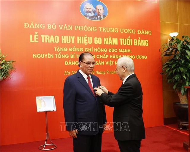 Tổng Bí thư Nguyễn Phú Trọng trao Huy hiệu 60 năm tuổi Đảng cho nguyên Tổng Bí thư Nông Đức Mạnh.