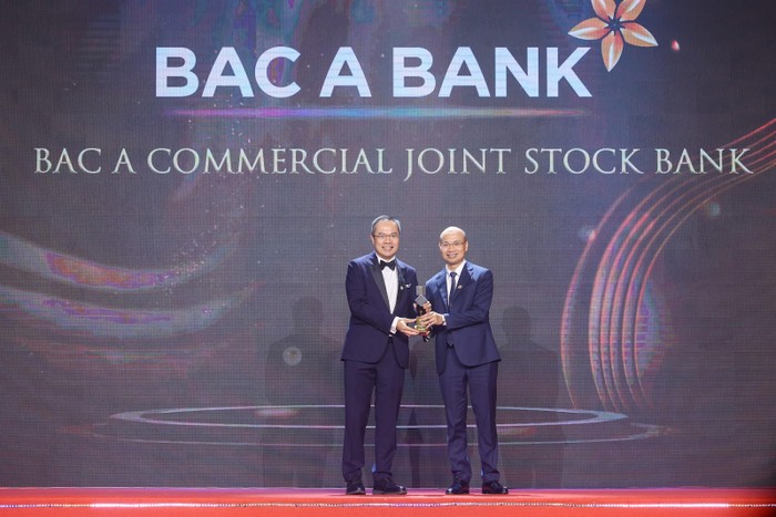 Ông Chu Nguyên Bình - Phó Tổng Giám đốc Ngân hàng Thương mại Cổ phần Bắc Á nhận giải thưởng APEA 2023.