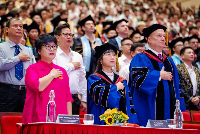 Phó Giáo sư, Tiến sĩ Nguyễn Thu Thủy – Vụ trưởng Vụ Giáo dục Đại học, Bộ Giáo dục và Đào tạo (ngoài cùng bên trái) có mặt tại sự kiện để chúc mừng ngày lễ quan trọng của VinUni.