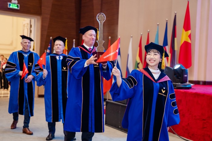 Nghi thức Diễu hành trong Lễ phục học thuật và cờ biểu trưng là một phần quan trọng trong sự kiện Khai giảng của VinUni, dẫn đầu là Tiến sĩ Lê Mai Lan – Chủ tịch Hội đồng Trường Đại học VinUni.
