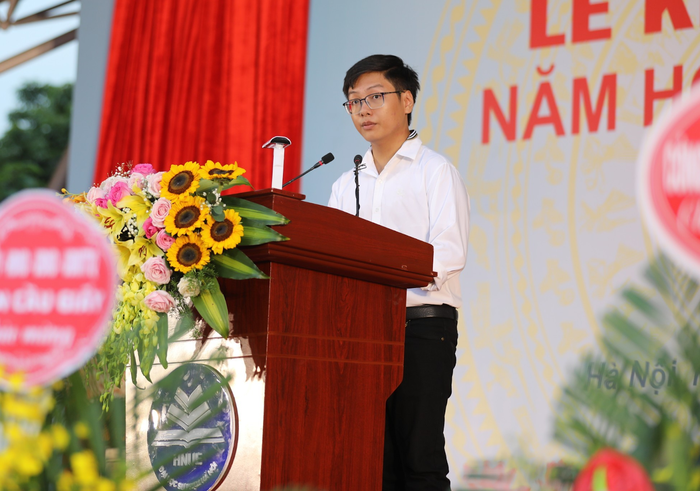 Đinh Cao Sơn phát biểu tại lễ khai giảng. (Ảnh: Trường Đại học Sư phạm Hà Nội)
