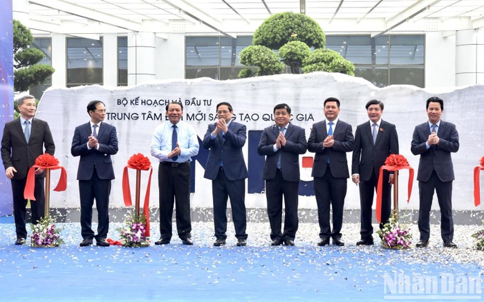 hủ tướng Phạm Minh Chính và các đồng chí lãnh đạo, đại biểu cắt băng khánh thành Trung tâm Đổi mới sáng tạo Quốc gia.