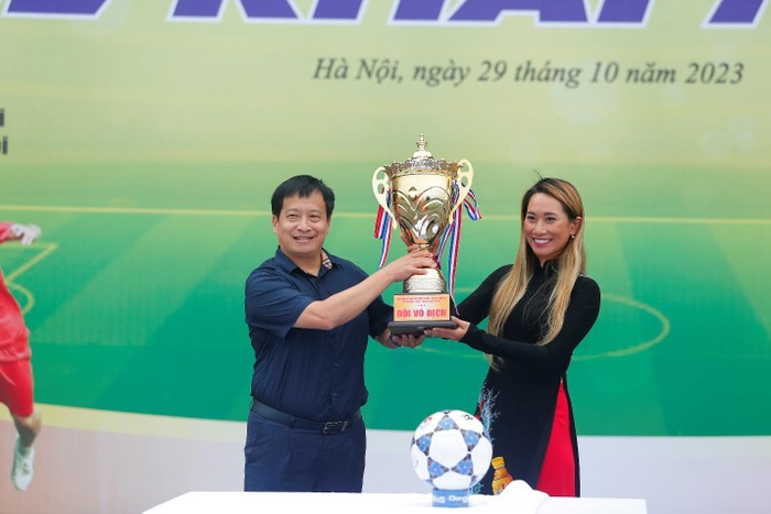 Ông Nguyễn Thanh Bình - Trưởng Ban tổ chức giải và Bà Vũ Phương Thanh - Đại sứ nhãn hàng Number 1 Active giới thiệu cúp vô địch trong buổi lễ khai mạc.