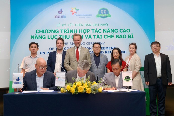 FrieslandCampina Việt Nam cùng công ty Trường Thịnh và Đồng Tiến ký kết hợp tác chiến lược nâng cao năng lực thu gom và tái chế bao bì