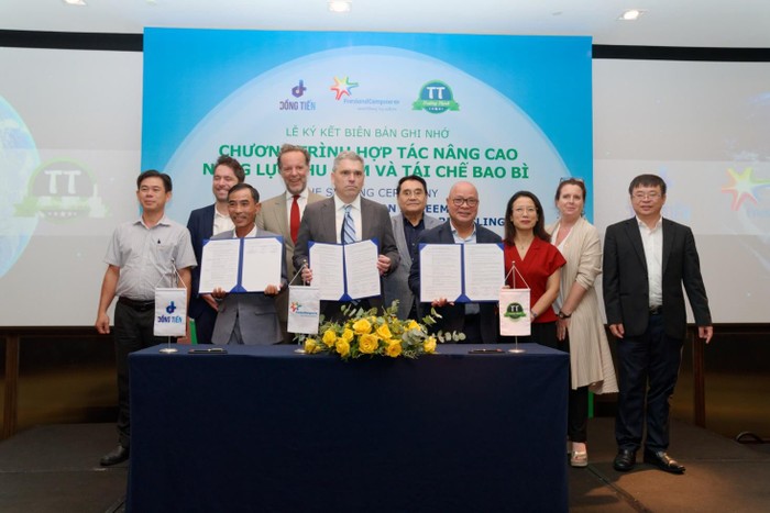 Ông Dương Văn Hồng (người thứ nhất, hàng đầu từ trái sang, cầm Thỏa thuận hợp tác) - Giám đốc Công ty Trường Thịnh cam kết phát triển mạng lưới thu gom bao bì vỏ hộp sữa.