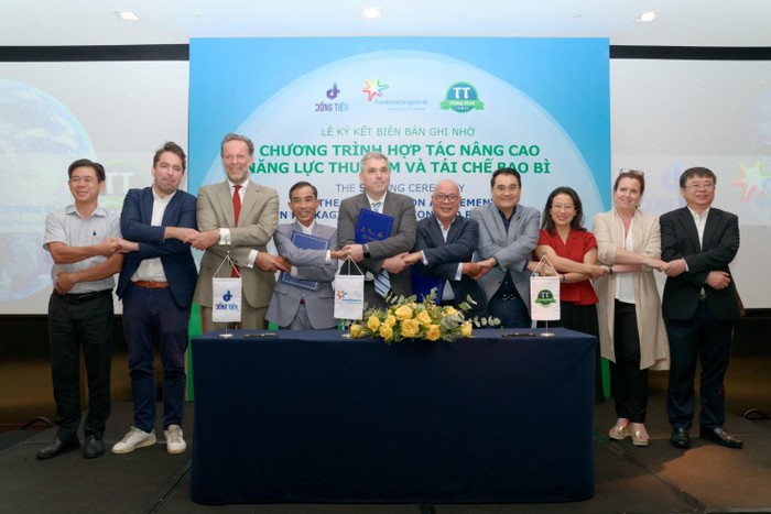 FrieslandCampina Việt Nam bắt tay cùng Công ty Giấy Đồng Tiến Bình Dương và Công ty Cơ khí Xây dựng Trường Thịnh nâng cao năng lực thu gom và tái chế bao bì, chủ động thực thi EPR.