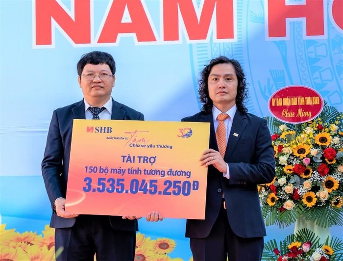 Phó Tổng Giám đốc Lưu Danh Đức trao biển tài trợ 150 bộ máy tính cho đại diện Trường Đại học Thái Bình.