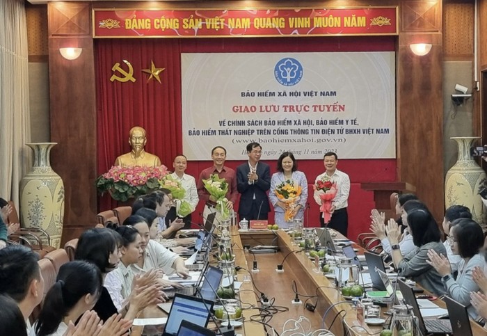 Phó Tổng Giám đốc Bảo hiểm xã hội Việt Nam Đào Việt Ánh tặng hoa khách mời, chuyên gia tham dự Chương trình.