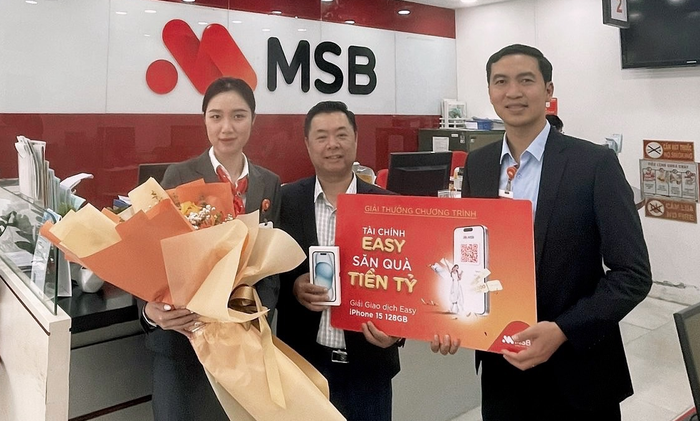 Đại diện MSB – Chi nhánh Lạch Tray trao giải cho khách hàng Trần D.