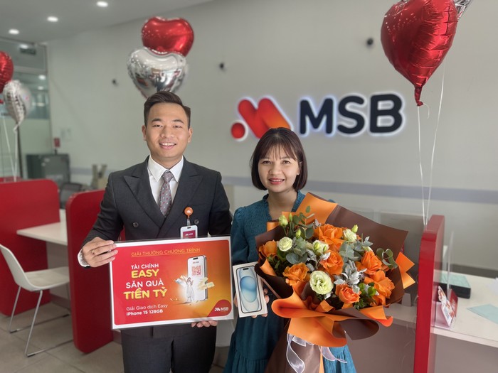 Đại diện MSB – Chi nhánh Thủ Đô trao giải cho khách hàng Nguyễn Thị Thanh L.