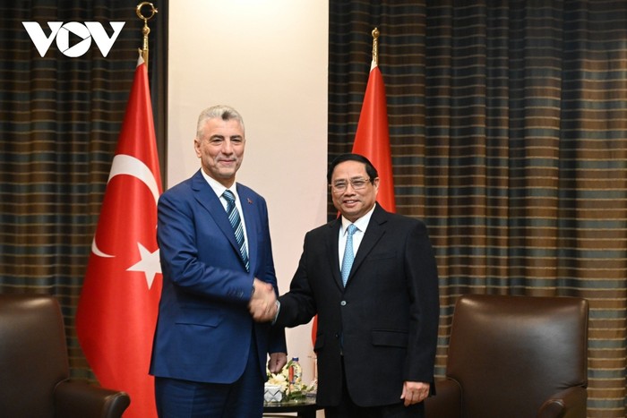 Thủ tướng Chính phủ Phạm Minh Chính và Bộ trưởng Thương mại Thổ Nhĩ Kỳ Omer Bolat.
