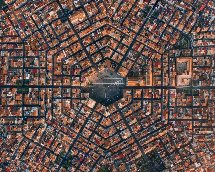 Kiến trúc Hexagon (lục giác đều) của thành phố Grammichele - Sicili, Italy trở thành cảm hứng chủ đạo cho sự ra đời của hoạ tiết Grammi – GIOVANNI. (Ảnh: Reddit.com)