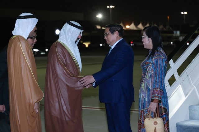 Tối 30/11 theo giờ địa phương, Thủ tướng Phạm Minh Chính cùng Phu nhân Lê Thị Bích Trân và Đoàn đại biểu Việt Nam đã tới sân bay quốc tế Al Maktoum, thành phố Dubai, bắt đầu chuyến công tác tại UAE. Ảnh: VGP/Nhật Bắc