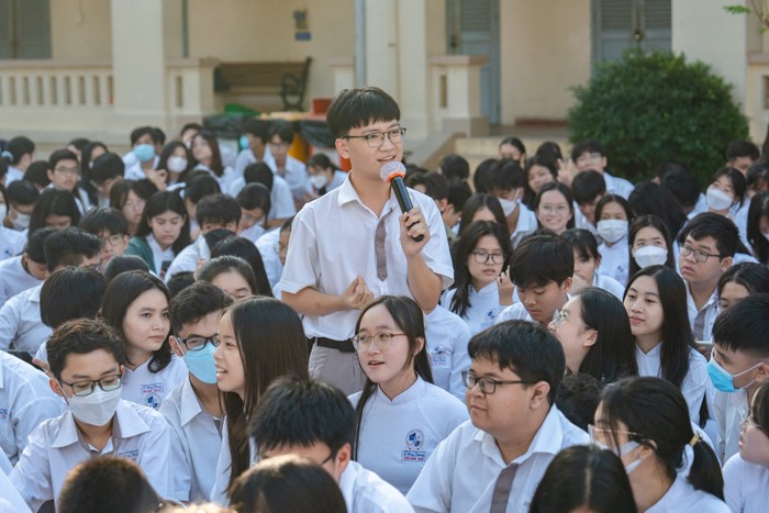 Một em học sinh chuyên Lê Hồng Phong đặt câu hỏi cho Ban tổ chức Tiếng nói Xanh.