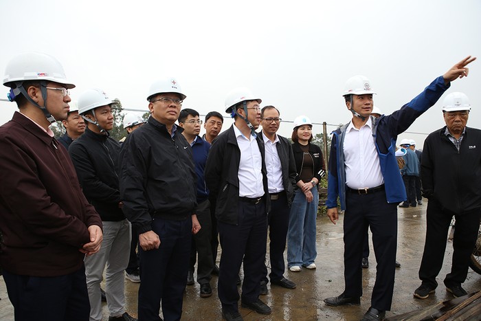 Lãnh đạo EVN và EVNNPT nghe báo cáo tiến độ thi công vị trí 102 Dự án đường dây 500kV Nhà máy Nhiệt điện Nam Định I – Thanh Hóa.