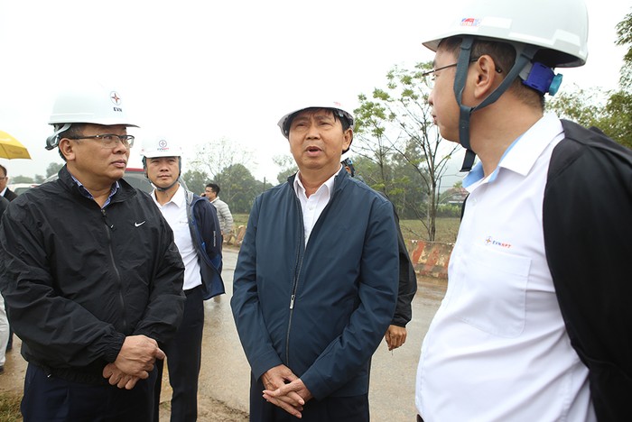 Lãnh đạo EVN và EVNNPT nghe đại diện đơn vị thi công xây lắp báo cáo tiến độ thi công Dự án đường dây 500kV Nhà máy Nhiệt điện Nam Định I – Thanh Hóa.