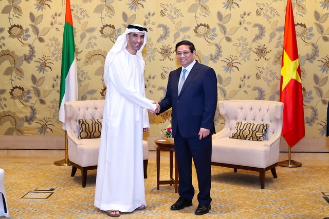 Thủ tướng Phạm Minh Chính tiếp Quốc vụ khanh phụ trách Thương mại quốc tế, Bộ Kinh tế UAE, ông Thani bin Ahmed Al Zeyoudi. Ảnh: VGP/Nhật Bắc