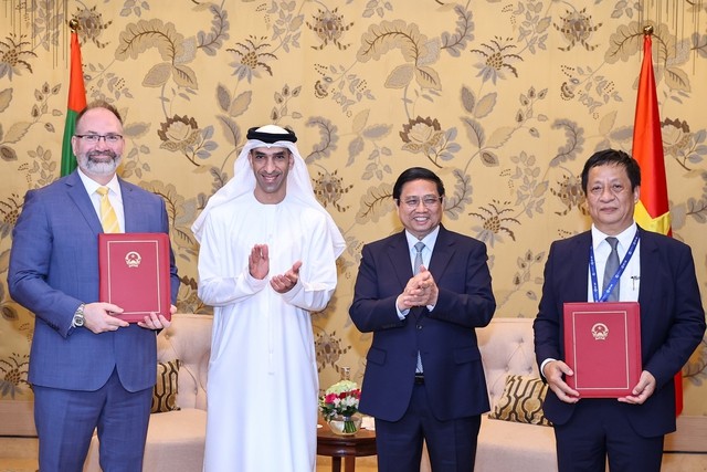 Thủ tướng Phạm Minh Chính và ông Thani bin Ahmed Al Zeyoudi, Quốc vụ khanh phụ trách Thương mại quốc tế, Bộ Kinh tế UAE chứng kiến trao các biên bản ghi nhớ hợp tác. Ảnh: VGP/Nhật Bắc
