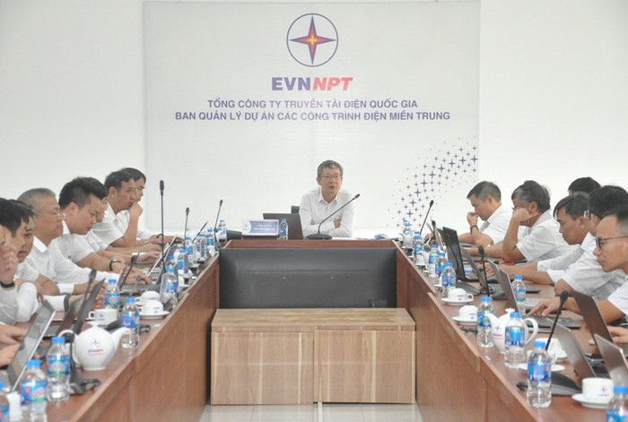 Ông Nguyễn Ngọc Tân – Phó Tổng giám đốc EVNNPT chủ trì cuộc họp.