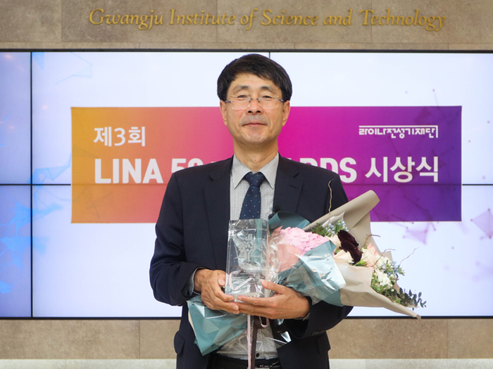 Giáo sư Jang-Soo Chun công tác tại Viện Khoa học và Công nghệ Gwangju và là Giám đốc Trung tâm Sáng kiến Nghiên cứu Sáng tạo Quốc gia Hàn Quốc về sinh bệnh học Viêm xương khớp.