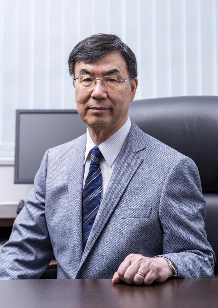 Giáo sư Shimon Sakaguchi là Giáo sư xuất sắc tại Trung tâm Nghiên cứu miễn dịch tiên phong (IFReC), Đại học Osaka (Nhật Bản). Ông nổi tiếng với việc phát hiện ra các tế bào T điều hòa (Tregs) và sử dụng trúng đích để kích hoạt và tăng cường khả năng miễn dịch của khối u cũng như điều trị các bệnh tự miễn và các bệnh viêm nhiễm khác.