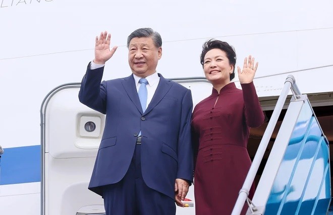 Tổng Bí thư, Chủ tịch nước Trung Quốc Tập Cận Bình và Phu nhân đến Thủ đô Hà Nội, bắt đầu chuyến thăm cấp Nhà nước tới Việt Nam. (Ảnh: Dương Giang/TTXVN)