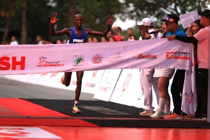 Hạng nhất nam chung cuộc nhóm tuổi cự ly Marathon, vận động viên Yebei Edwin Kiptoo, người Kenya.