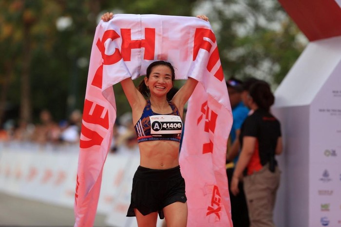 Hạng nhất nữ chung cuộc nhóm tuổi cự ly Marathon, vận động viên Nguyễn Thị Oanh, người Việt Nam.