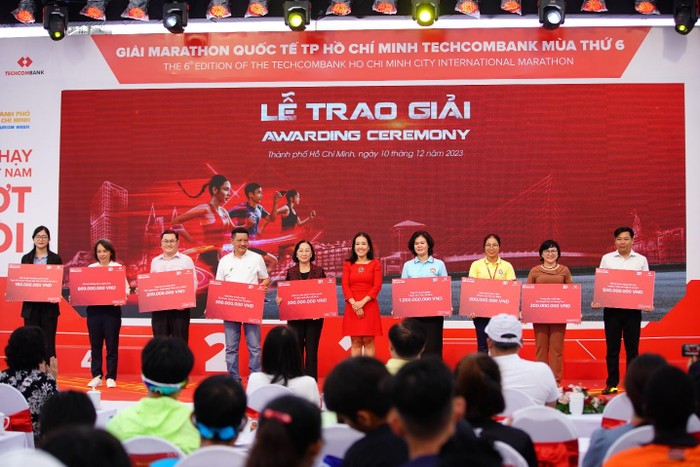 Tại Lễ Bế mạc, Bà Thái Minh Diễm Tú – Giám đốc Khối Tiếp thị Techcombank đã trao tặng 3,7 tỷ đồng cho các Quỹ hỗ trợ tại Thành phố Hồ Chí Minh