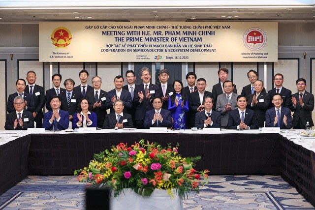 Thủ tướng chụp ảnh lưu niệm tại buổi gặp gỡ, làm việc với các tập đoàn, doanh nghiệp hàng đầu của Nhật Bản về hợp tác phát triển vi mạch bán dẫn và hệ sinh thái đi cùng. Ảnh: VGP/Nhật Bắc