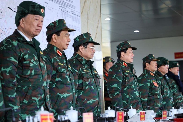 Thủ tướng Phạm Minh Chính dự diễn tập chiến thuật có bắn đạn thật của Quân đoàn 12. Ảnh: VGP/Nhật Bắc