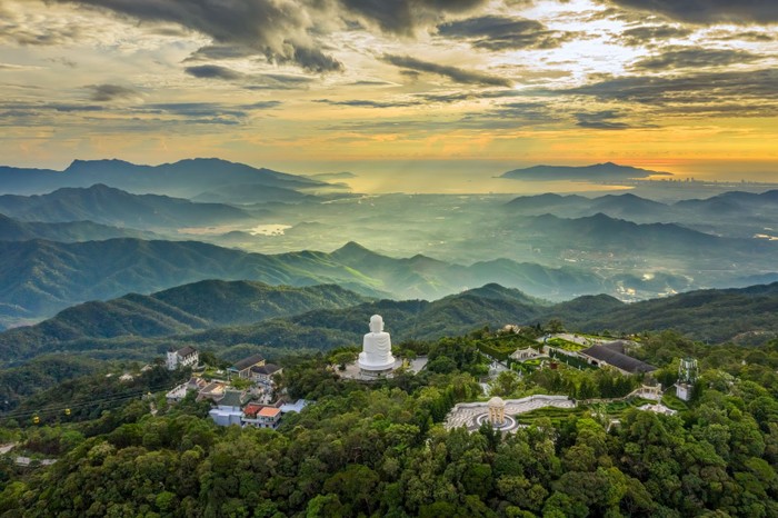 Tượng Phật Thích Ca với độ cao 27m nổi bật giữa cảnh núi rừng hùng vĩ