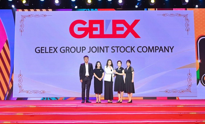 Đại diện Tập đoàn GELEX nhận Giải thưởng “Nơi làm việc tốt nhất châu Á 2023”.