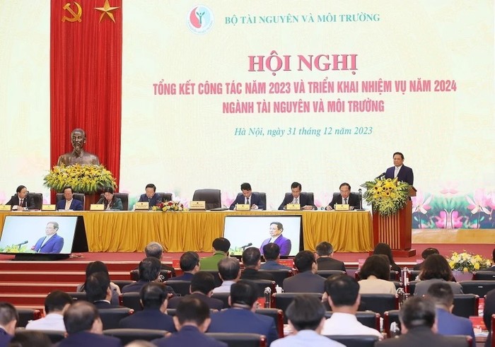 Thủ tướng Phạm Minh Chính phát biểu chỉ đạo tại Hội nghị Tổng kết Công tác năm 2023 và triển khai nhiệm vụ năm 2024 ngành Tài nguyên và Môi trường. (Ảnh: Dương Giang/TTXVN)