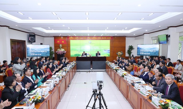 Hội nghị được kết nối trực tuyến từ điểm cầu Hà Nội tới các điểm cầu 63 tỉnh, thành phố trực thuộc Trung ương. Ảnh: VGP/Nhật Bắc
