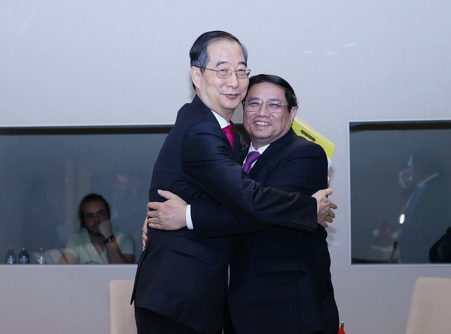 Thủ tướng Phạm Minh Chính và Thủ tướng Hàn Quốc Han Duck-soo. Ảnh: VGP/Nhật Bắc