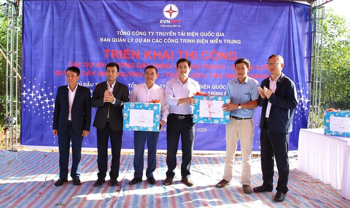 Lãnh đạo EVNNPT tặng quà chính quyền địa phương huyện Cẩm Xuyên (Hà Tĩnh) nơi có Dự án đường dây 500kV mạch 3 đi qua.