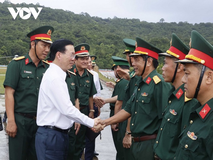 Cán bộ, chiến sĩ trên xã đảo Thổ Châu đón Chủ tịch nước Võ Văn Thưởng đến thăm.