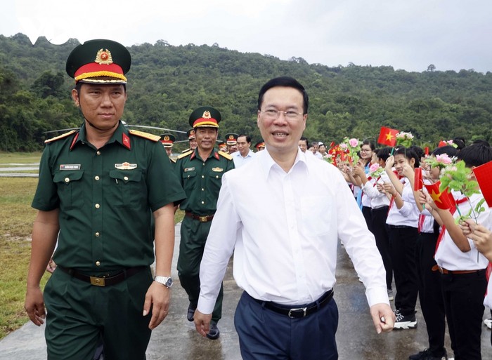 Chủ tịch nước Võ Văn Thưởng đến xã đảo Thổ Châu thăm hỏi, chúc Tết, tặng quà quân và dân xã đảo.